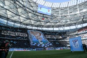 霸气！东北德比前大连英博升起巨幅tifo——我们是大连